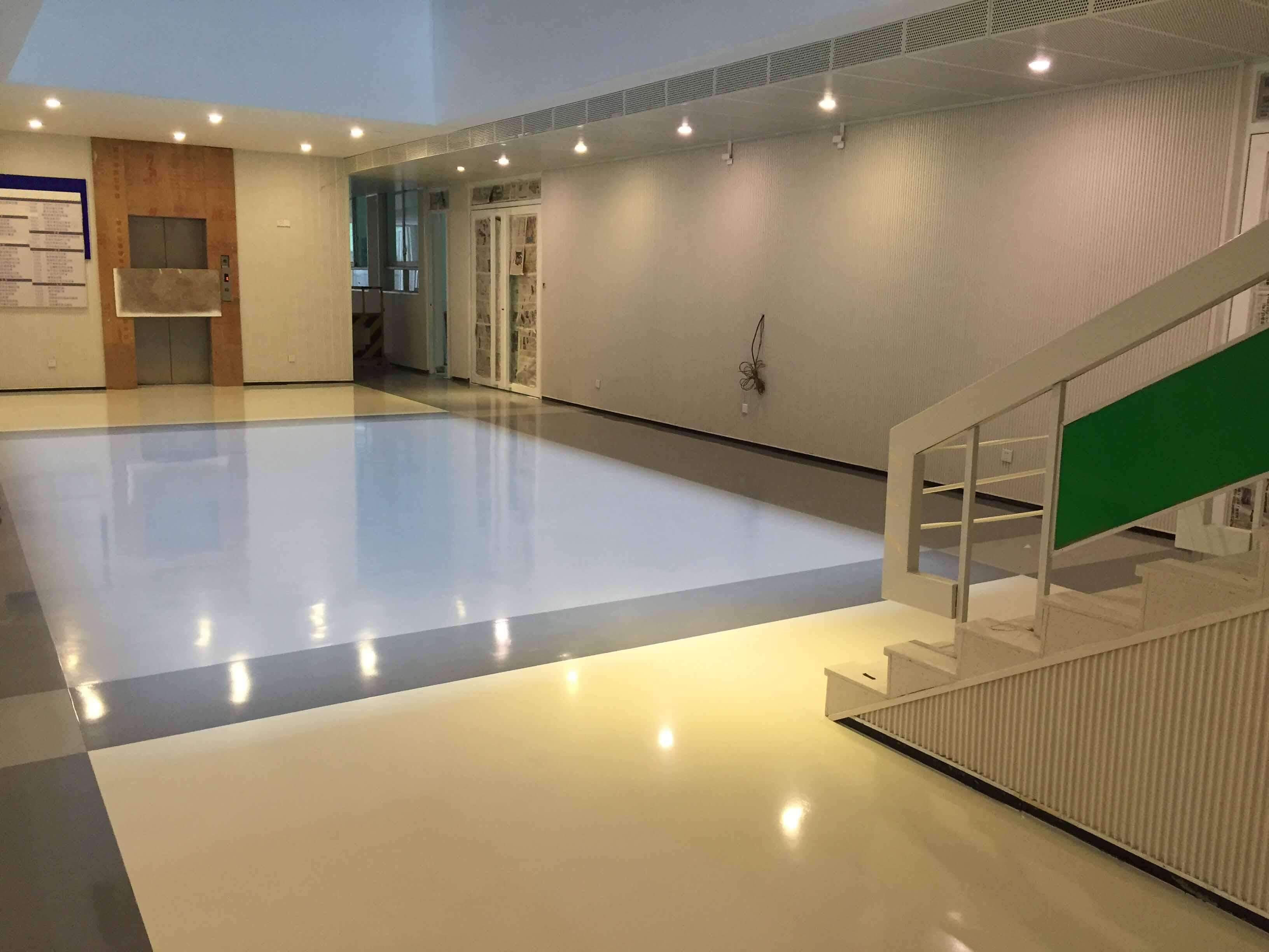 如何用環(huán)氧彩砂地坪漆打造時(shí)尚型購物中心地面系統(tǒng)？