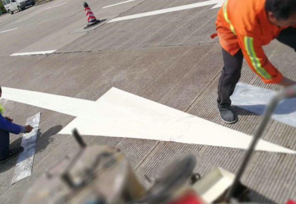 按相應的環氧地坪漆施工流程更能確保施工的質量